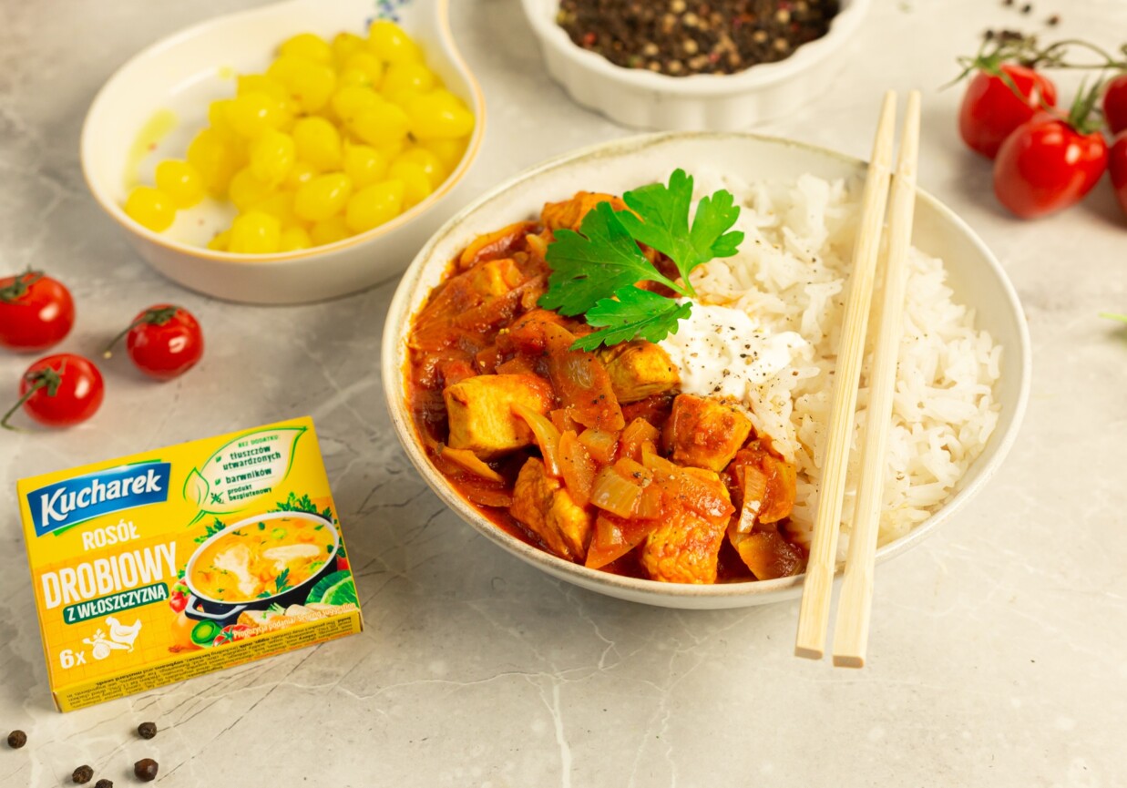 Curry cebulowe z dodatkiem kurczaka i ryżu foto