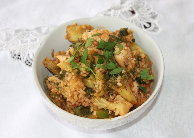 Fotografia przedstawiająca Curry z brokuła i kurczaka
