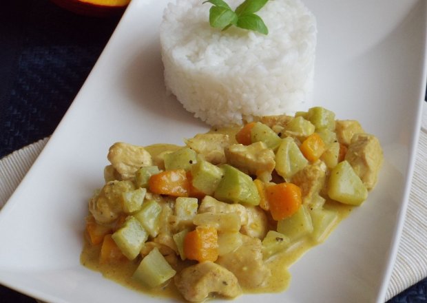 Fotografia przedstawiająca Curry z dynią i łodygą brokuła
