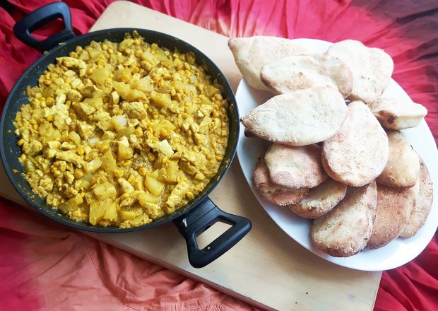 Fotografia przedstawiająca Curry z kurczaka z chlebkami naan