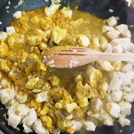 Krok 2 - Curry z kurczaka z chlebkami naan foto