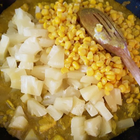 Krok 3 - Curry z kurczaka z chlebkami naan foto