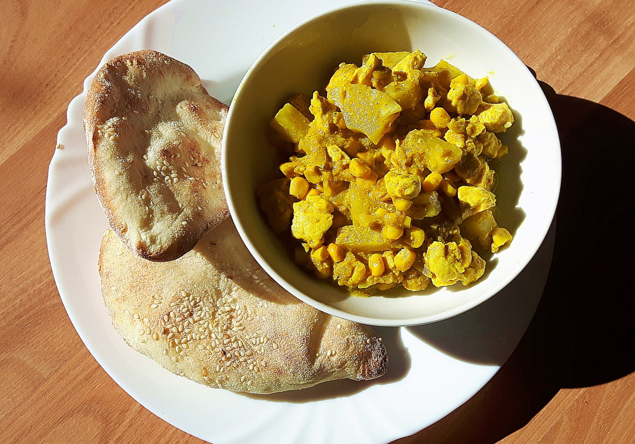 Curry z kurczaka z chlebkami naan foto