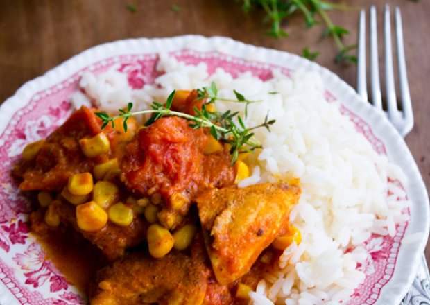 Fotografia przedstawiająca Curry z kurczaka z dodatkiem ryżu