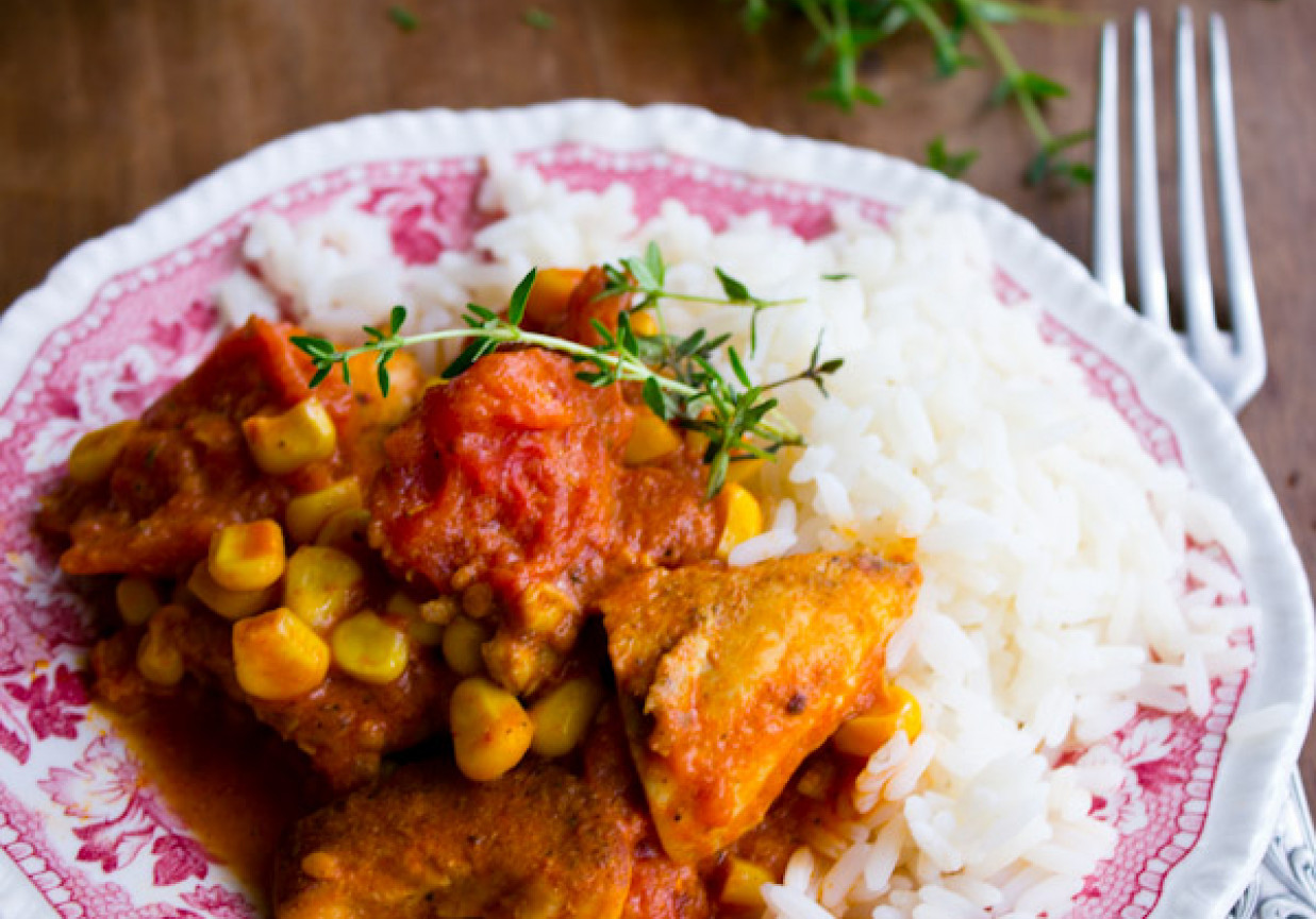 Curry z kurczaka z dodatkiem ryżu foto