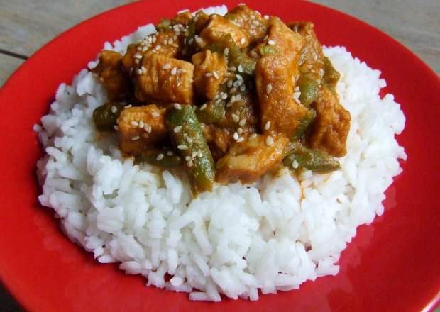 Fotografia przedstawiająca Curry z kurczaka z fasolką szparagową