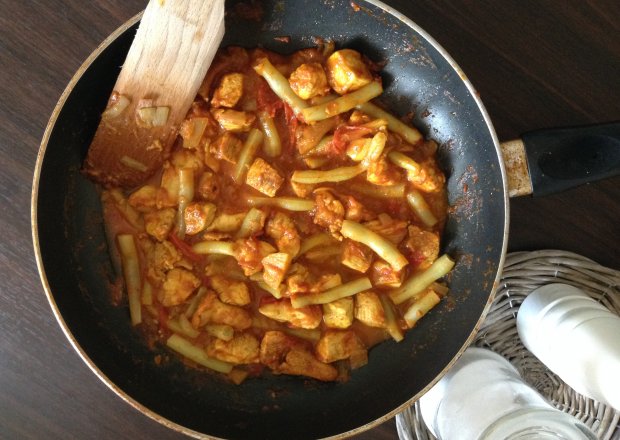 Fotografia przedstawiająca curry z kurczaka z kurkami