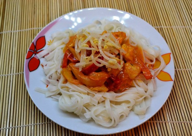 Fotografia przedstawiająca Curry z kurczaka z papryką, kiełkami i makaronem ryżowym