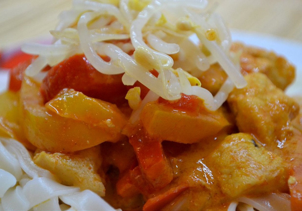 Curry z kurczaka z papryką, kiełkami i makaronem ryżowym foto