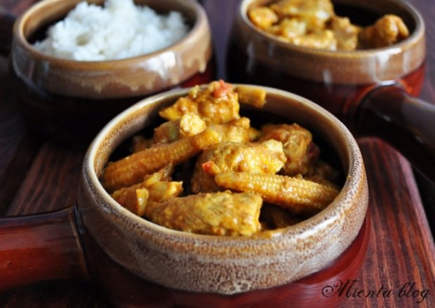 Fotografia przedstawiająca Curry z kurczakiem i kukurydzą