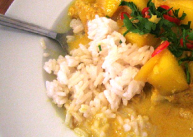 Fotografia przedstawiająca curry z mango i kurczakiem