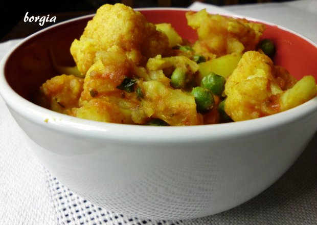 Fotografia przedstawiająca Curry z ziemniaków i kalafiora