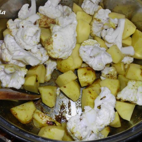 Krok 3 - Curry z ziemniaków i kalafiora foto
