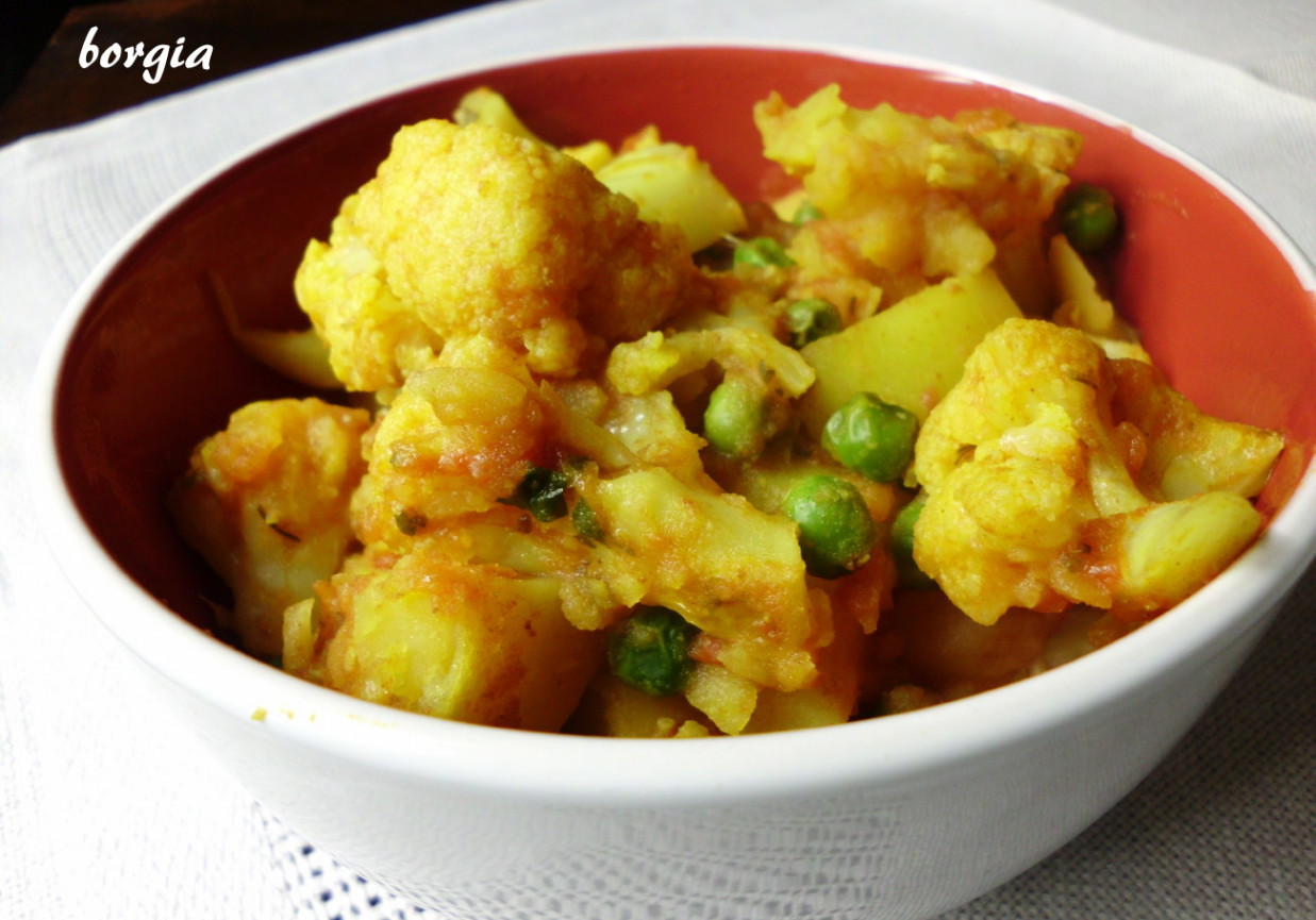 Curry z ziemniaków i kalafiora foto