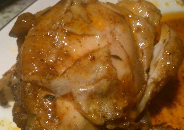 Fotografia przedstawiająca ćwiartka kurczaka w miodzie i oregano