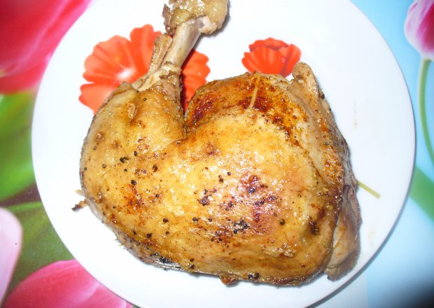 Fotografia przedstawiająca Ćwiartka z kurczaka pieczona z ziołami i papryką słodką