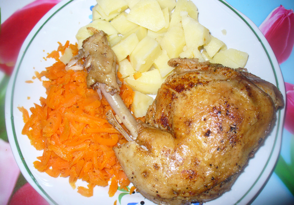 Ćwiartka z kurczaka pieczona z ziołami i papryką słodką foto