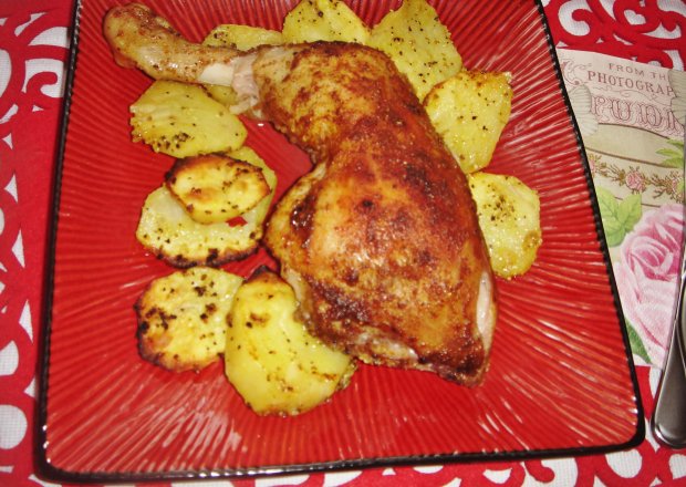 Fotografia przedstawiająca Ćwiartki kurczaka pieczone z pieprzowymi ziemniaczkami