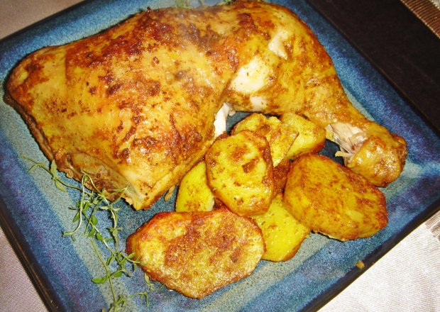 Fotografia przedstawiająca Ćwiartki kurczaka pieczone z ziemniaczkami curry