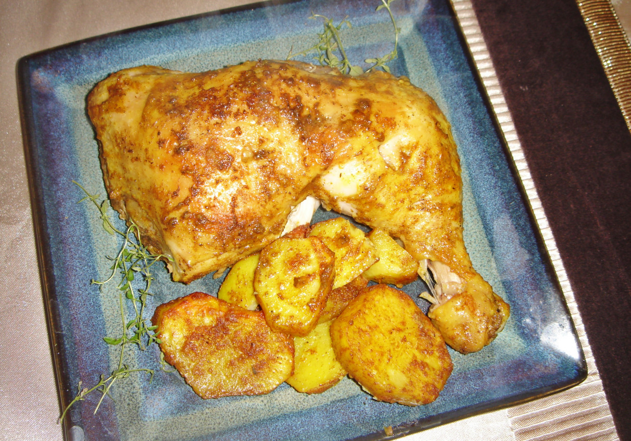 Ćwiartki kurczaka pieczone z ziemniaczkami curry foto