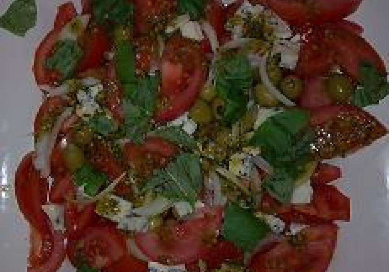 Ćwiartki pomidora z oliwkami foto