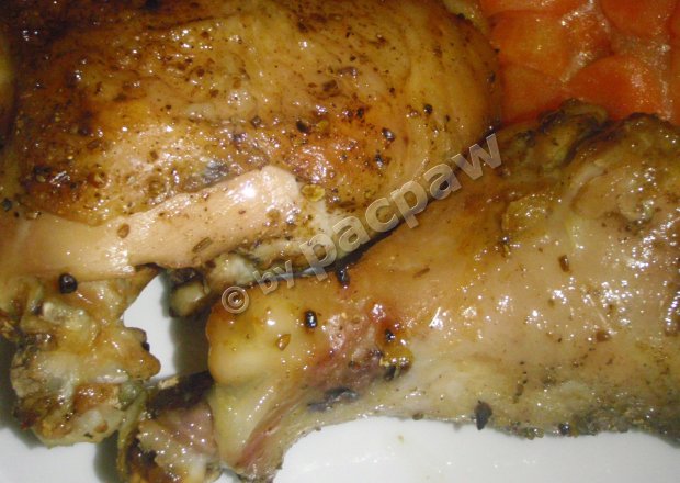 Fotografia przedstawiająca Ćwiartki z kurczaka garam masala z marchewką parowaną