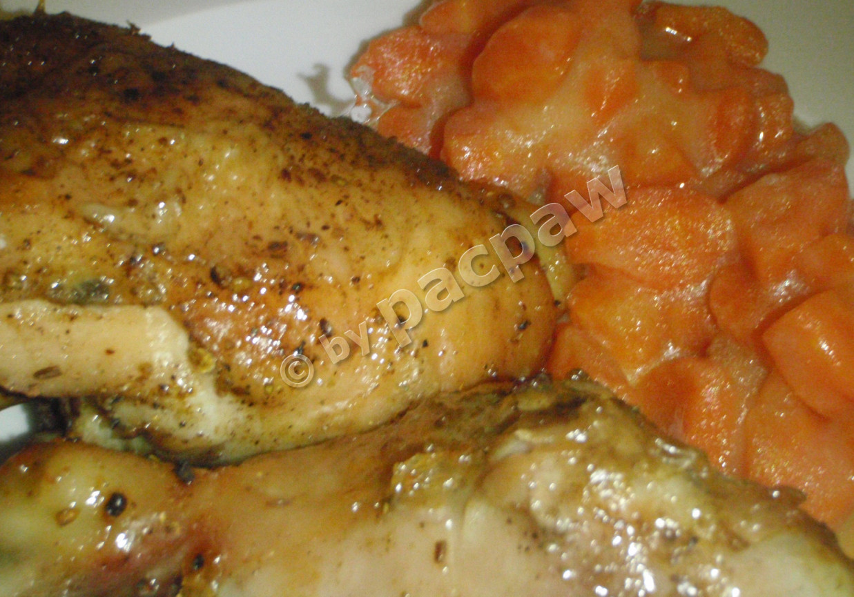 Ćwiartki z kurczaka garam masala z marchewką parowaną foto