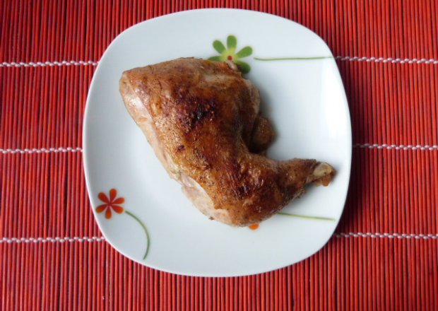 Fotografia przedstawiająca Ćwiartki z kurczaka marynowane w piwie