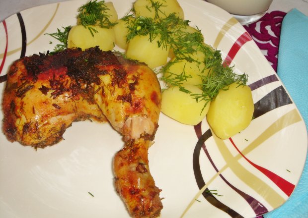 Fotografia przedstawiająca Ćwiartki z kurczaka pieczone w koperku z miodem i czosnkiem