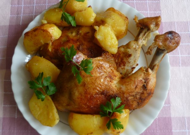 Fotografia przedstawiająca Ćwiartki z kurczaka pieczone z ziemniakami