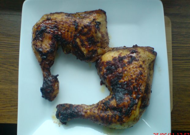 Fotografia przedstawiająca ćwiartki z kurczaka pikantne