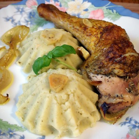 Krok 10 - Ćwiartki z kurczaka z serkiem topionym w asyście puree z dodatkiem zielonego pesto foto
