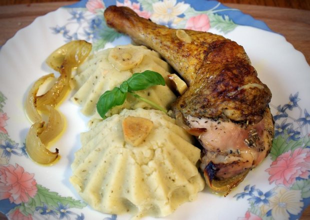 Fotografia przedstawiająca Ćwiartki z kurczaka z serkiem topionym w asyście puree z dodatkiem zielonego pesto