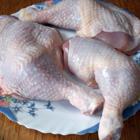 Krok 1 - Ćwiartki z kurczaka z serkiem topionym w asyście puree z dodatkiem zielonego pesto foto