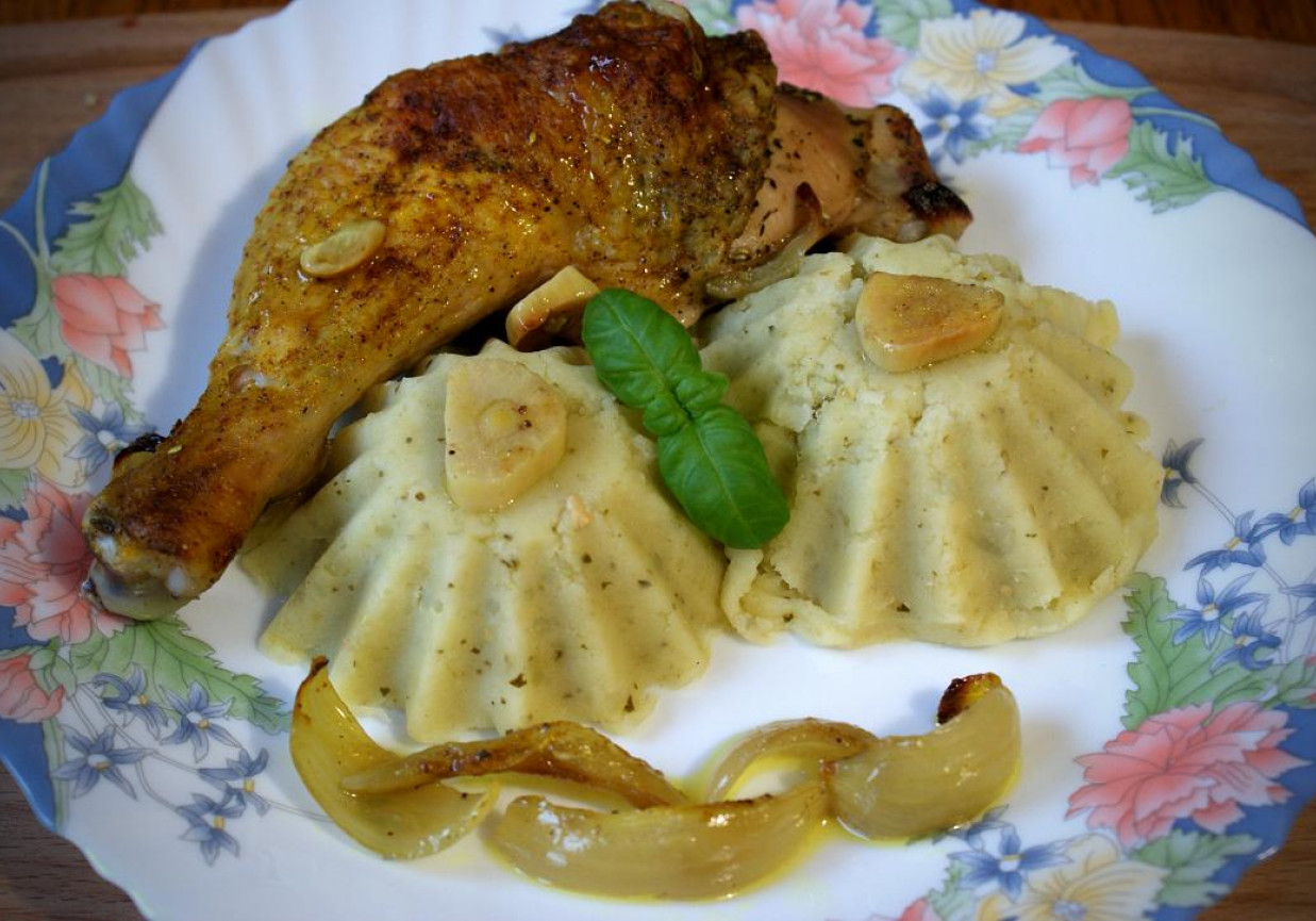 Ćwiartki z kurczaka z serkiem topionym w asyście puree z dodatkiem zielonego pesto foto
