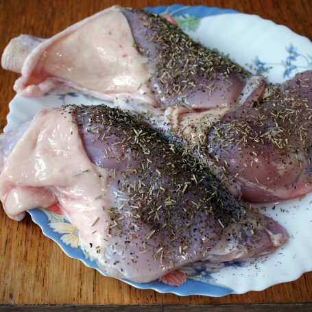 Krok 2 - Ćwiartki z kurczaka z serkiem topionym w asyście puree z dodatkiem zielonego pesto foto