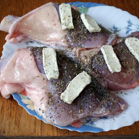 Krok 3 - Ćwiartki z kurczaka z serkiem topionym w asyście puree z dodatkiem zielonego pesto foto