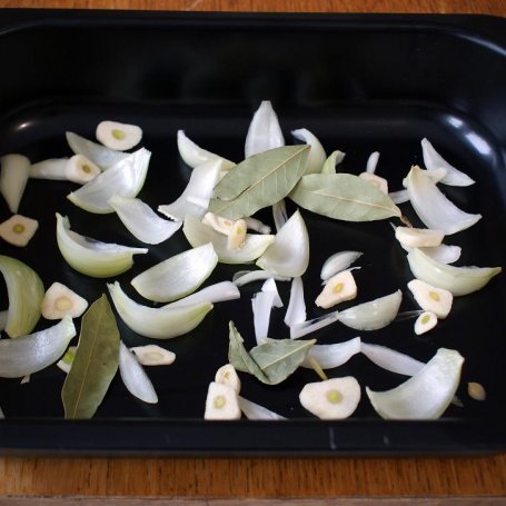 Krok 7 - Ćwiartki z kurczaka z serkiem topionym w asyście puree z dodatkiem zielonego pesto foto