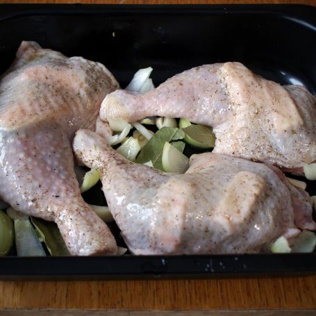 Krok 8 - Ćwiartki z kurczaka z serkiem topionym w asyście puree z dodatkiem zielonego pesto foto