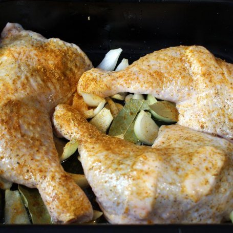 Krok 9 - Ćwiartki z kurczaka z serkiem topionym w asyście puree z dodatkiem zielonego pesto foto