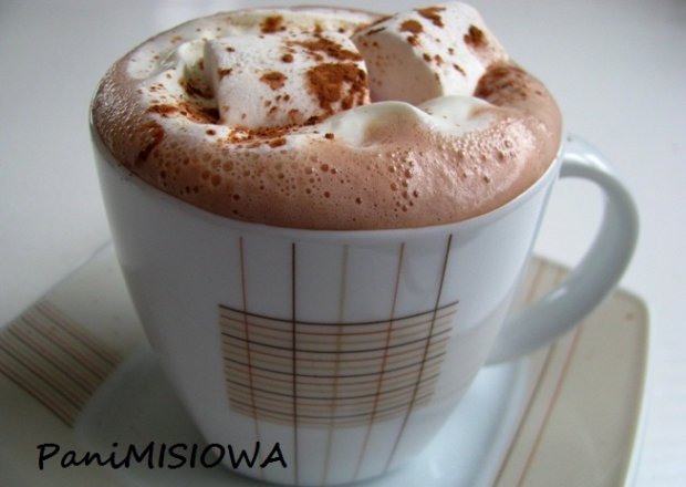 Fotografia przedstawiająca Cynamonowa gorąca czekolada