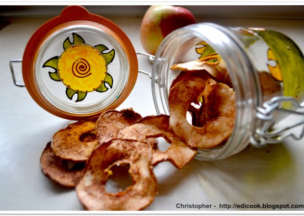 Fotografia przedstawiająca Cynamonowe chipsy jabłkowe.