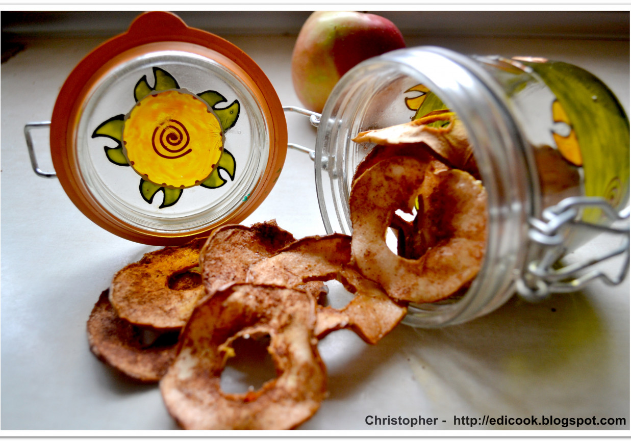 Cynamonowe chipsy jabłkowe. foto