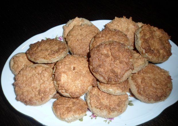 Fotografia przedstawiająca Cynamonowe ciasteczka z bezą kokosową