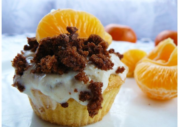 Fotografia przedstawiająca " Cynamonowe cupcakes z kremem pomarańczowym i mandarynkami "