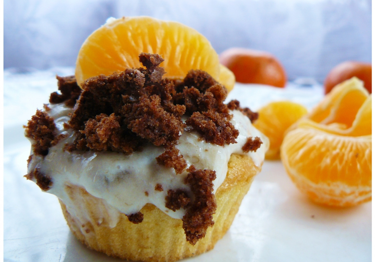 " Cynamonowe cupcakes z kremem pomarańczowym i mandarynkami " foto