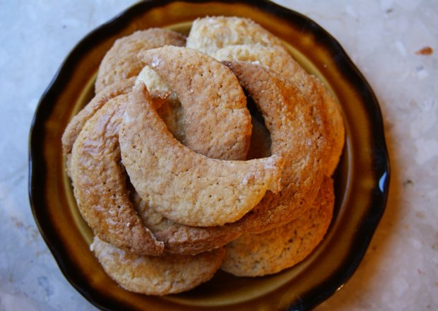 Fotografia przedstawiająca cynamonowe kruche ciasteczka