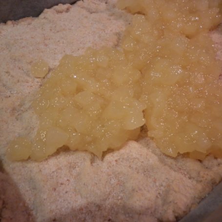 Krok 7 - Cynamonowe kruche ciasto z prażonymi jabłkami i śliwkami. foto