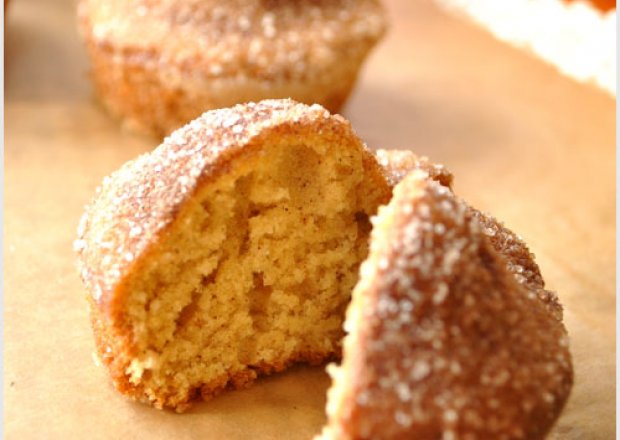Fotografia przedstawiająca Cynamonowe muffinki z cukrową posypką