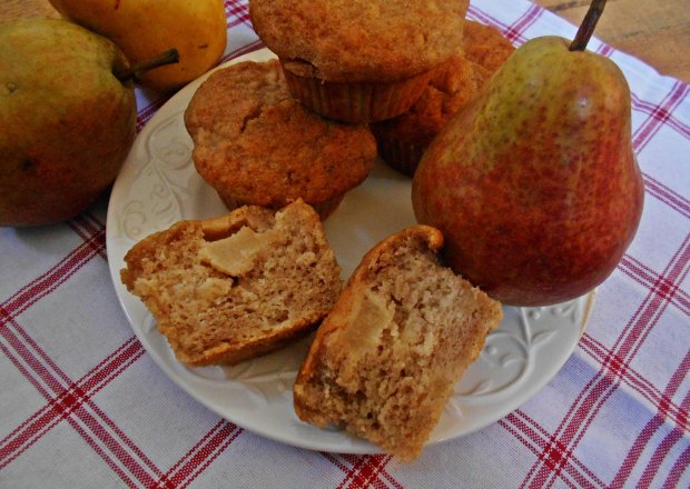 Fotografia przedstawiająca Cynamonowe muffinki z gruszkami